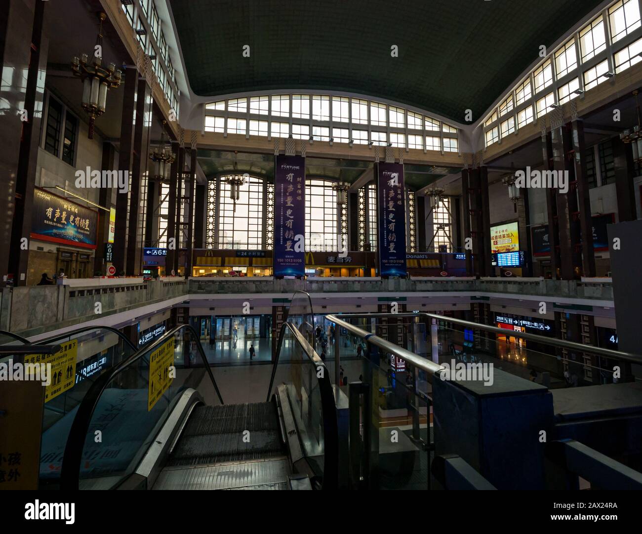 Innenansicht des Hauptfoyers des Pekinger Bahnhofs am frühen Morgen, Peking, China, Asien Stockfoto