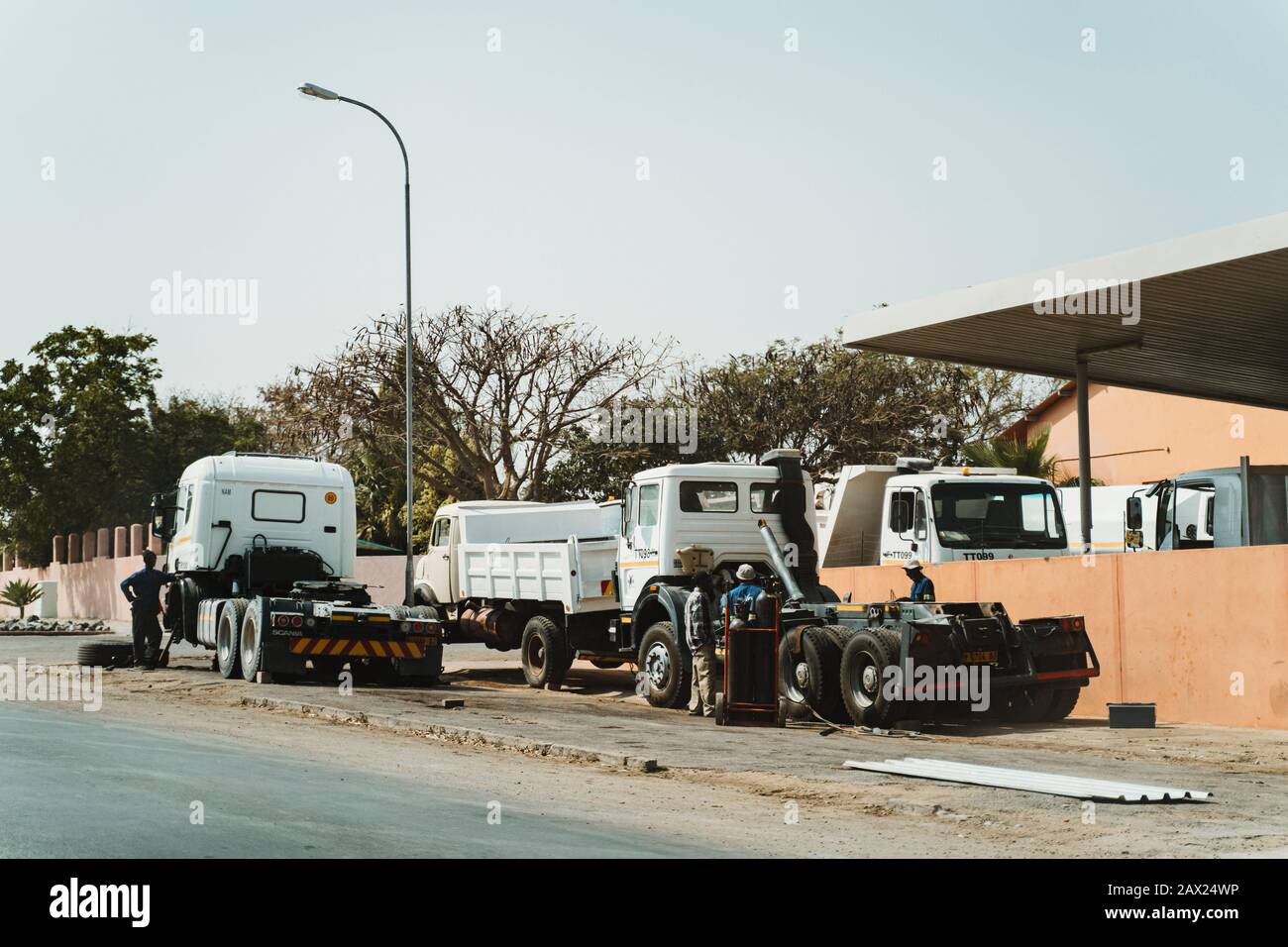 Arbeiter mit Lastwagen in afrikanischer Stadt machen eine Pause Stockfoto