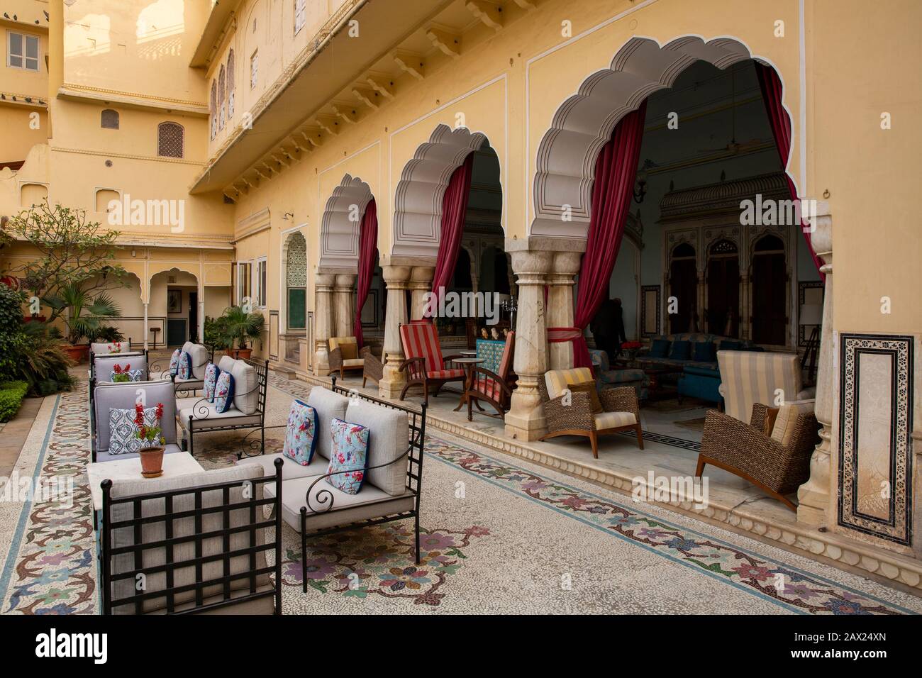 Indien, Rajasthan, Jaipur, Gangapole, Samode Haveli Hotel, im Stadthaus der königlichen Familie Samode, Wohnbereich im Innenhof Stockfoto