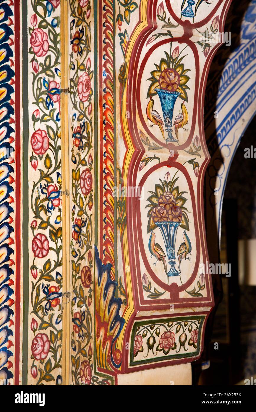 Indien, Rajasthan, Jaipur, Gangapole, Samode Haveli Hotel, im Stadthaus der königlichen Familie Samode, kunstvoll dekorierter ehemaliger Speisesaal, bemalte Wand det Stockfoto