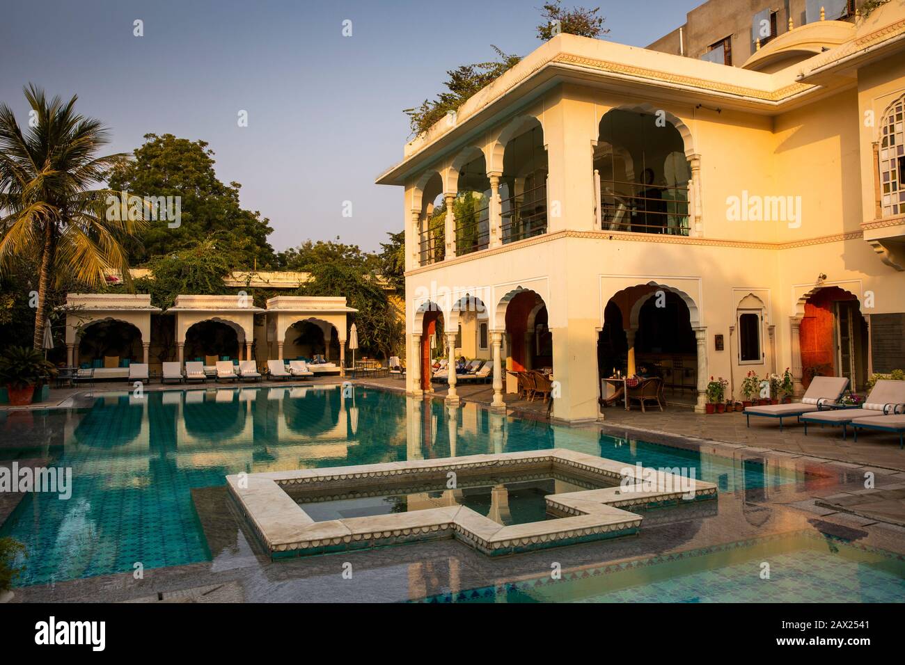 Indien, Rajasthan, Jaipur, Gangapole, Samode Haveli Hotel, im Stadthaus der königlichen Familie Samode, Schwimmbad Stockfoto