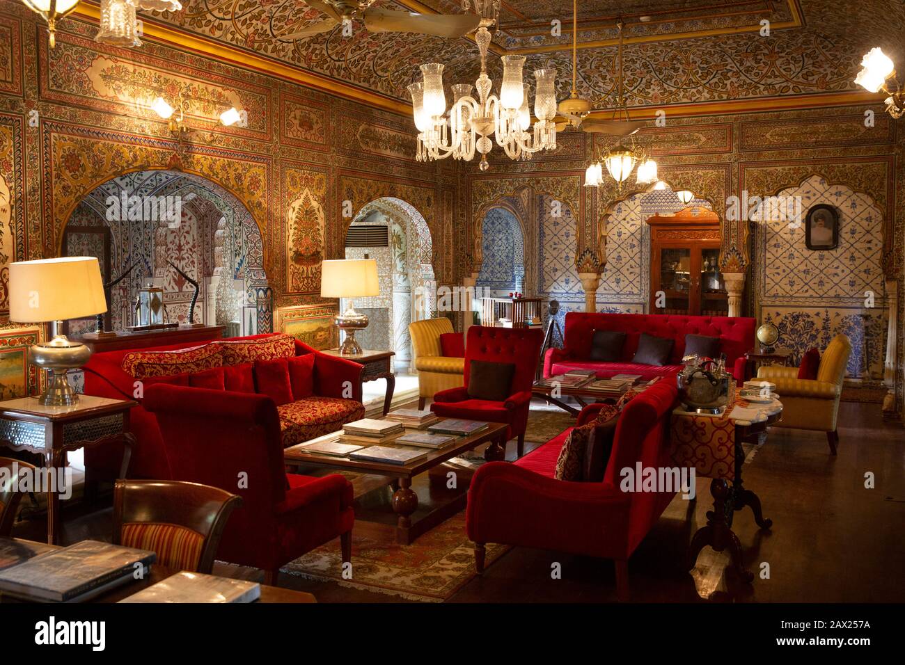 Indien, Rajasthan, Jaipur, Gangapole, Samode Haveli Hotel, im Stadthaus der königlichen Familie Samode, dekoriert ehemaliges Esszimmer Stockfoto