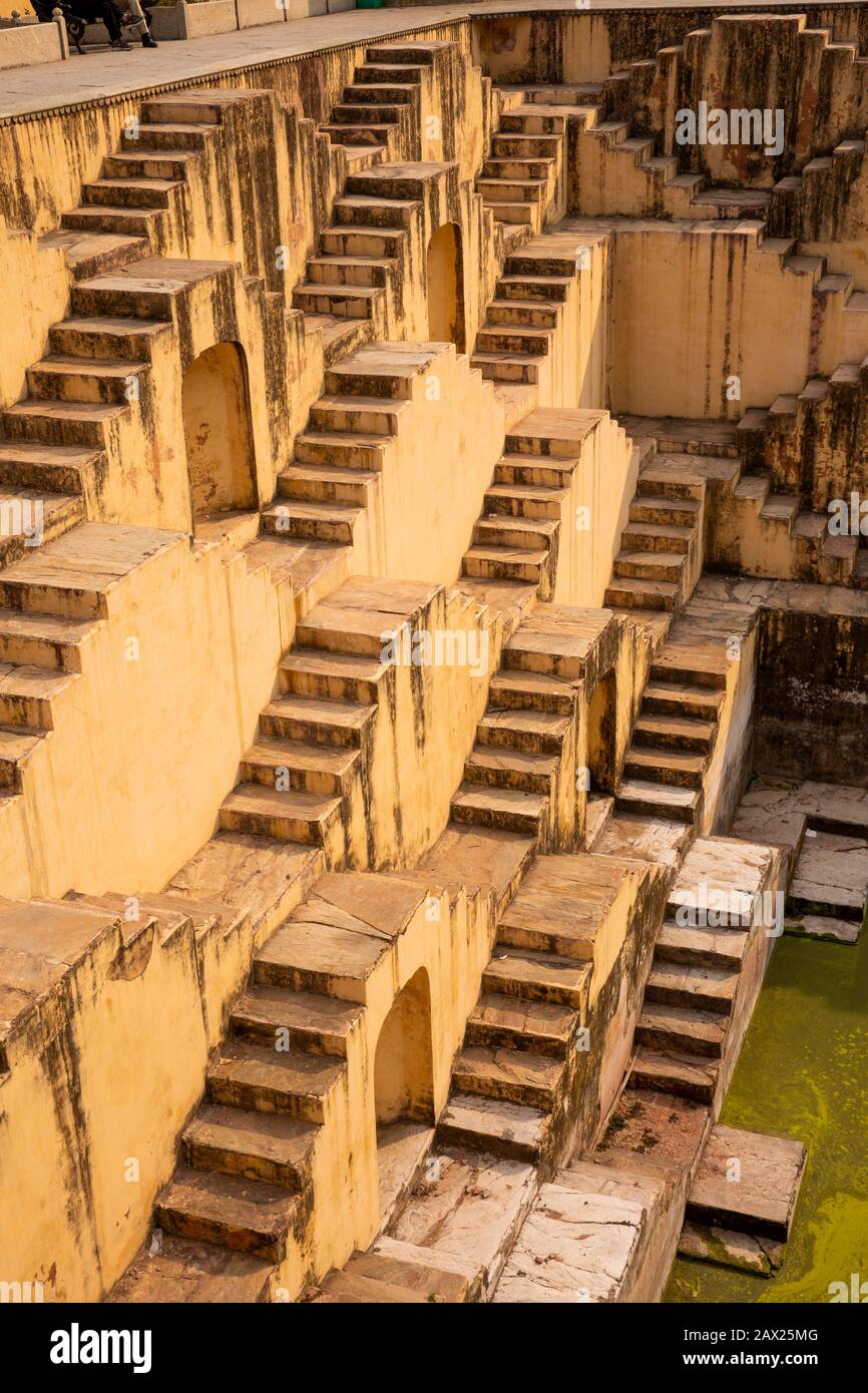 Indien, Rajasthan, Jaipur, Amber, Panna Meena Ka Kund, C, 16 Baori, Schritt gut, geometrische symmetrische Schritte Stockfoto