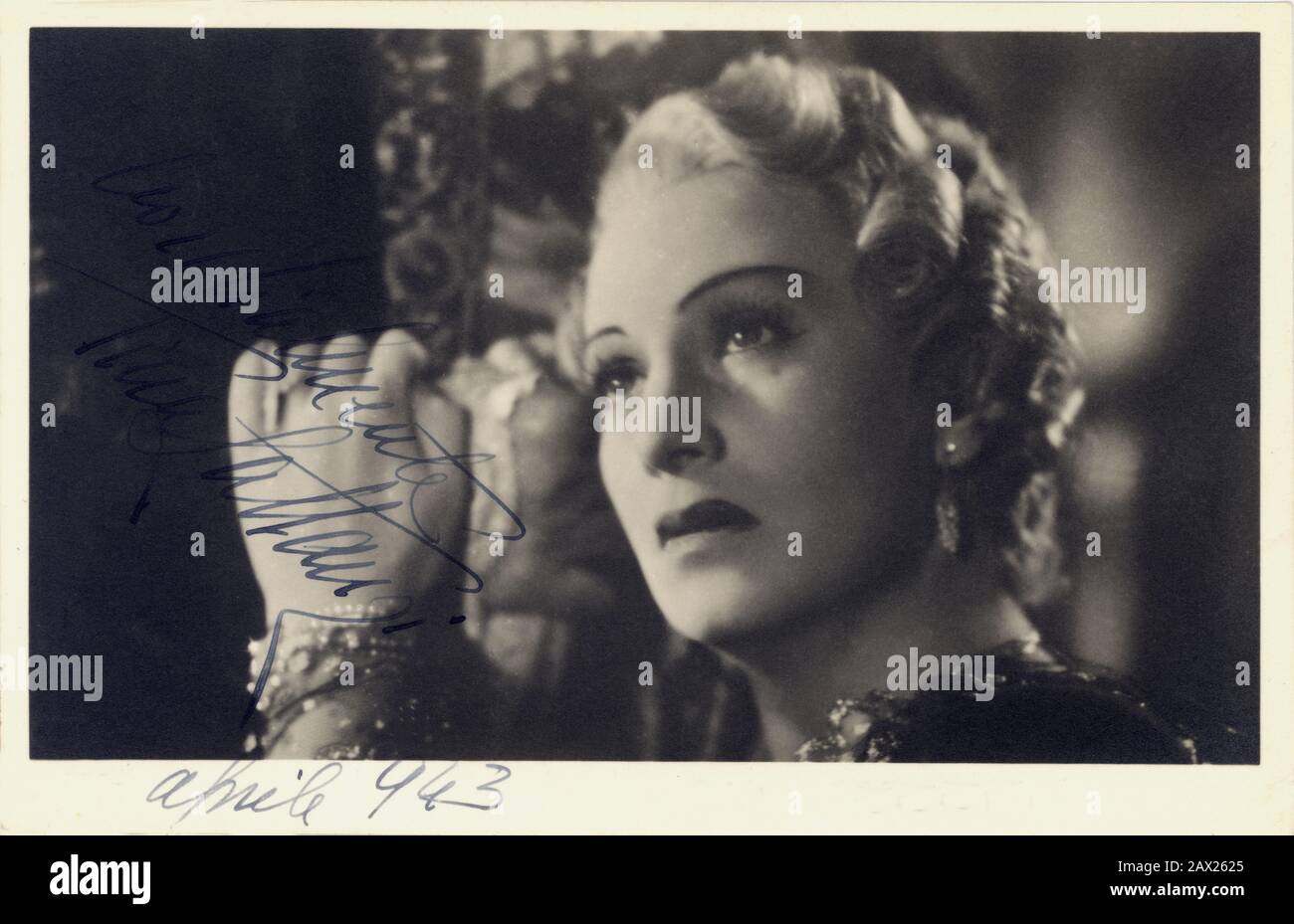 1943 , ITALIEN : Die italienische Film- und Theaterschauspielerin TINA LATTANZII (* 1902 in Rom; † 1997). Foto von Pesce . Lattani war die Stimme von Greta Garbo, Joan Crafword und Marlene Dietrich in den italienischen Ausgaben für Hollywood-Filme. - KINO - Film - DIVA - DIVINA - Porträt - Ritratto - THEATER - - ANNI QUARANTA - 40 - DOPPIAGGIO - DOPPIATORE - DOPPIATRICE - Autografo - Autograph - Firma - Signatur ---- Archivio GBB Stockfoto
