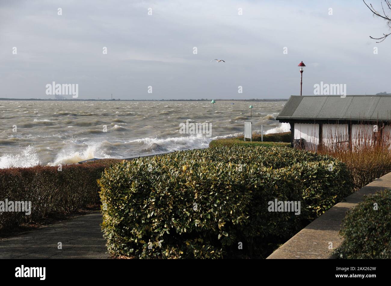 Southend, Essex, Großbritannien - 10. februar 2020: Sturm Ciara Bringt hohe Winde und raue Meere zu den Küstenlinien von Britains. Stockfoto