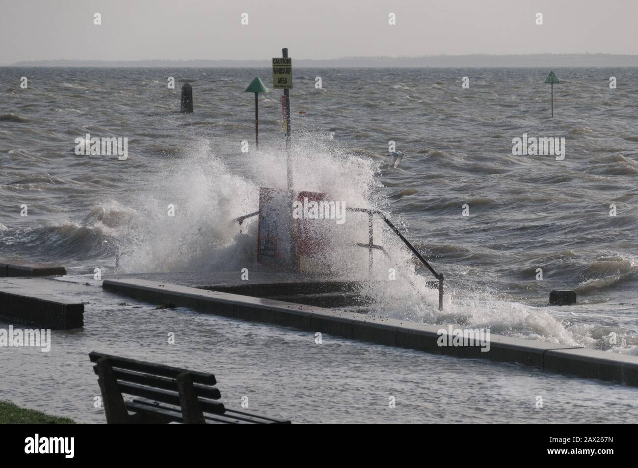 Southend, Essex, Großbritannien - 10. februar 2020: Sturm Ciara Bringt hohe Winde und raue Meere zu den Küstenlinien von Britains. Stockfoto