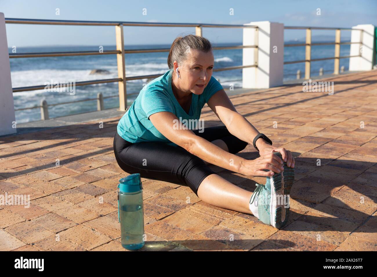 Weibliche Joggerin am Meer Stockfoto