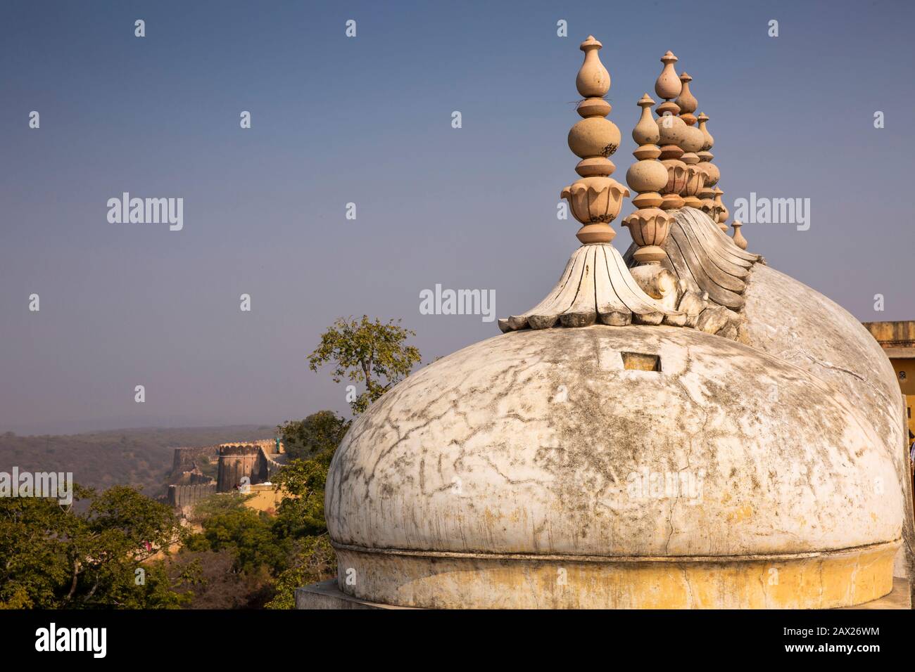 Indien, Rajasthan, Jaipur, Nahargarh Fort, Blick vom Kuppeldach an den Wänden hinunter auf die umliegende Landschaft Stockfoto