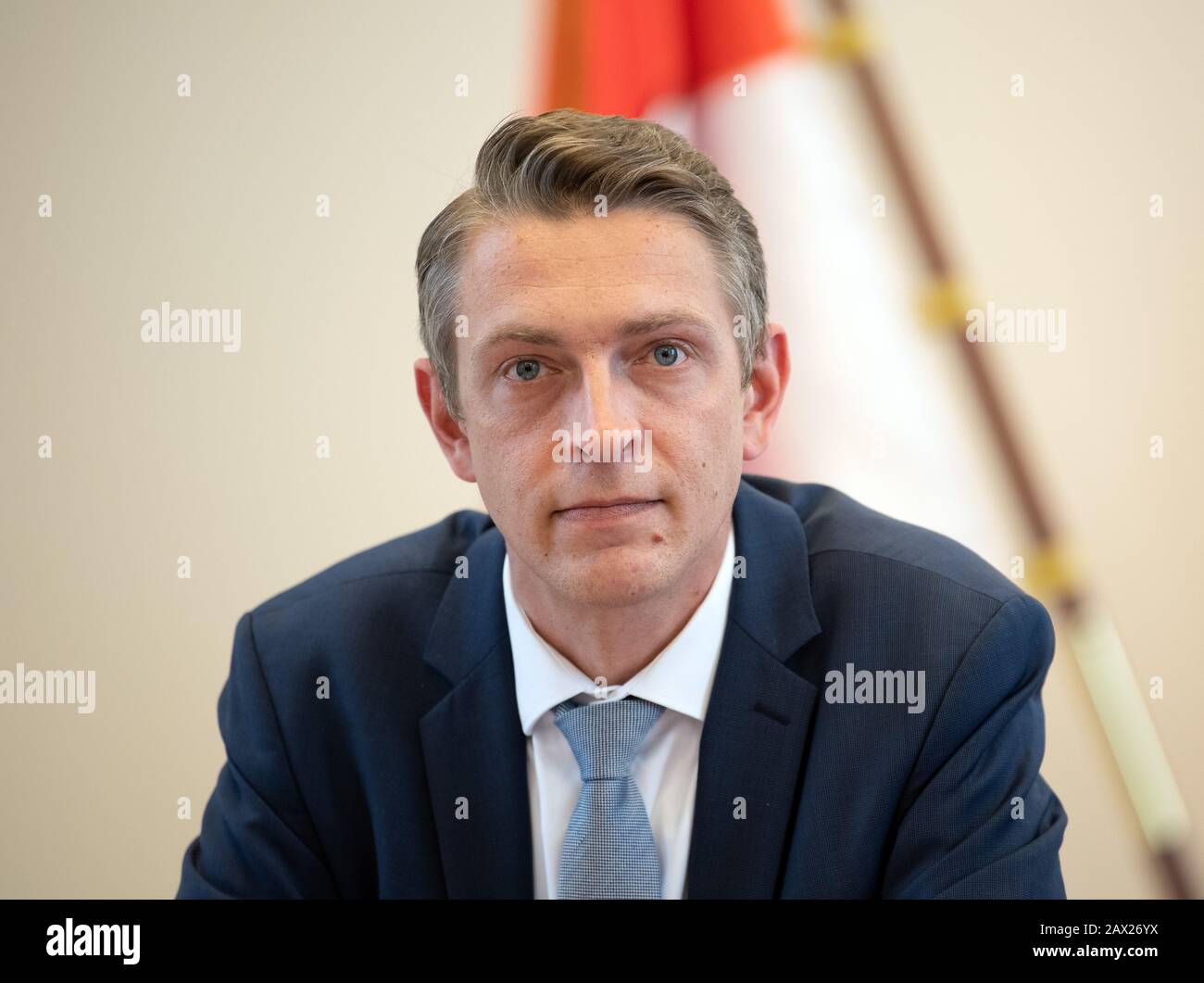 Potsdam, Deutschland. Februar 2020. Martin Burmeister, Pressesprecher im Innenministerium, anlässlich der Pressekonferenz zur Präsentation des Leiters des Verfassungsschutzamtes Müller im Innenministerium. Kredit: Soeren Stache / dpa-Zentralbild / ZB / dpa / Alamy Live News Stockfoto