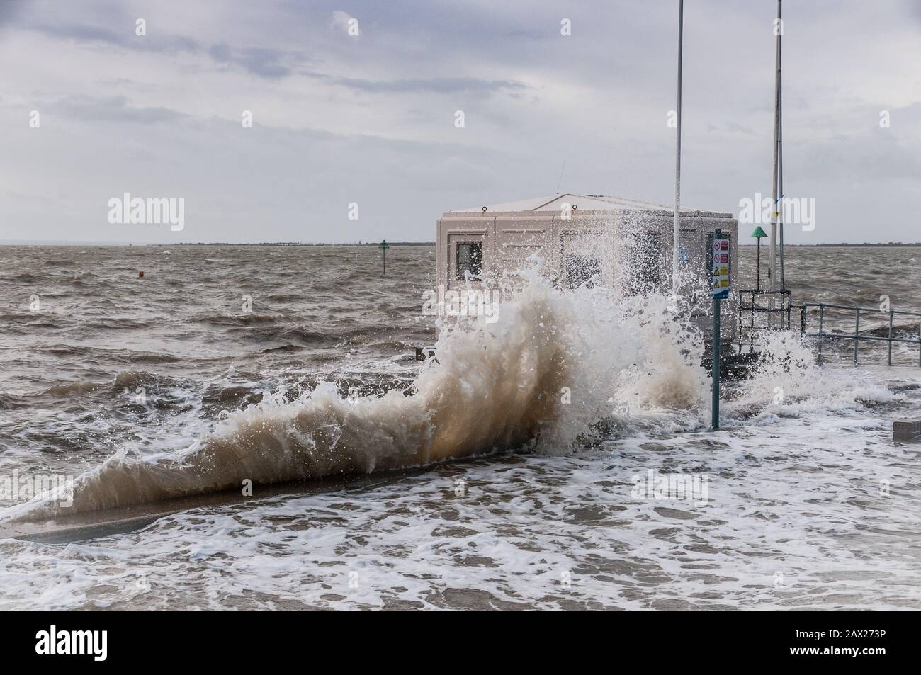 Southend, Essex, Großbritannien - 10. februar 2020: Sturm Ciara Bringt hohe Winde und raue Meere zu den Küstenlinien von Britains. Stockfoto