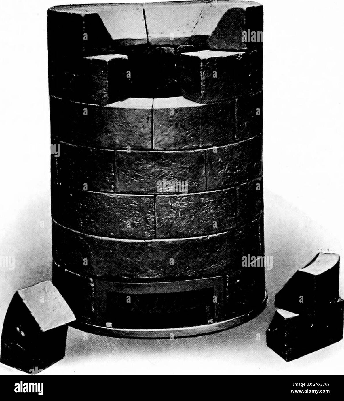 Absauggasanlagen ., die von denen des nationalen Herstellers abstammen. Er besteht aus einer großen Kraftstoffkammer, die durch eine drehbare Haube vom Topfträger gespeist wird, ohne dass ein Ventil verwendet wird. Dies hat den Vorteil, dass keine Luft mit der Kohle aufgenommen wird, aber eine Klemore-Pflege benötigt, um sie in einem einfachen Arbeitsstand zu halten. Der Schrubber ist der übliche Typ, hat aber zusätzlich einen auf der Oberseite des Koksgummis abgestützten Sägemuster. Thishas hat natürlich den Vorteil, das Gas aus Staub und Teer zu reinigen, ohne mehr Bodenfläche als das Originalwerk zu nehmen, und mit einem sehr geringen Anstieg des Investitionsaufwands. Stockfoto