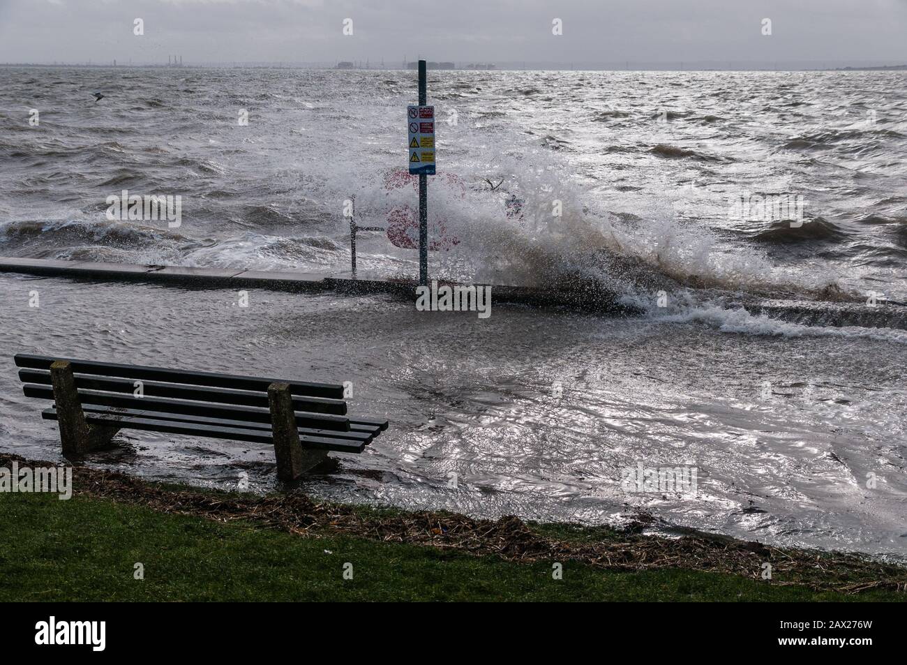 Southend, Essex, Großbritannien - 10. februar 2020: Sturm Ciara Bringt hohe Winde und raue Meere zu den Küstenlinien von Britains. Stockfoto