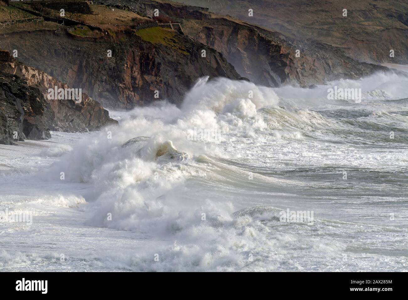 Porthleven, Cornwall, Großbritannien. Februar 2020. Wetter in Großbritannien: Sturm Ciara fegt in Porthleven, Cornwall. Schwere Meere am Ende des Sturms Ciara Credit: Bob Sharples/Alamy Live News Stockfoto