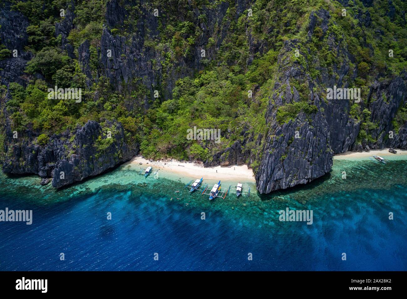 Blick auf den abgeschiedenen Strand in El Nido, Palawan, Philippinen. Stockfoto
