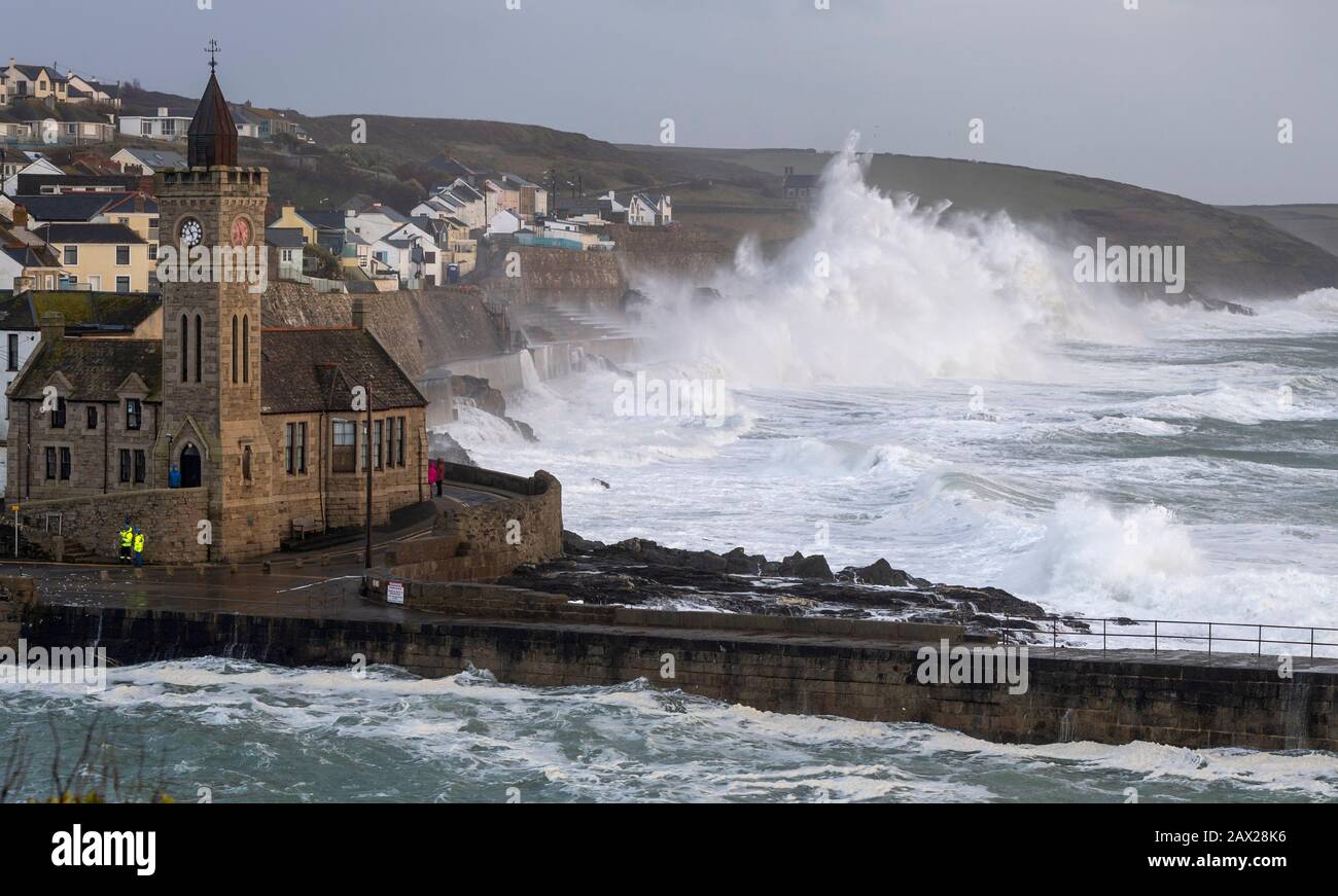 Porthleven, Cornwall, Großbritannien. Februar 2020. Wetter in Großbritannien: Sturm Ciara fegt in Porthleven, Cornwall. Storm Ciaras letzter Vorstoß bei Porthleven Credit: Bob Sharples/Alamy Live News Stockfoto