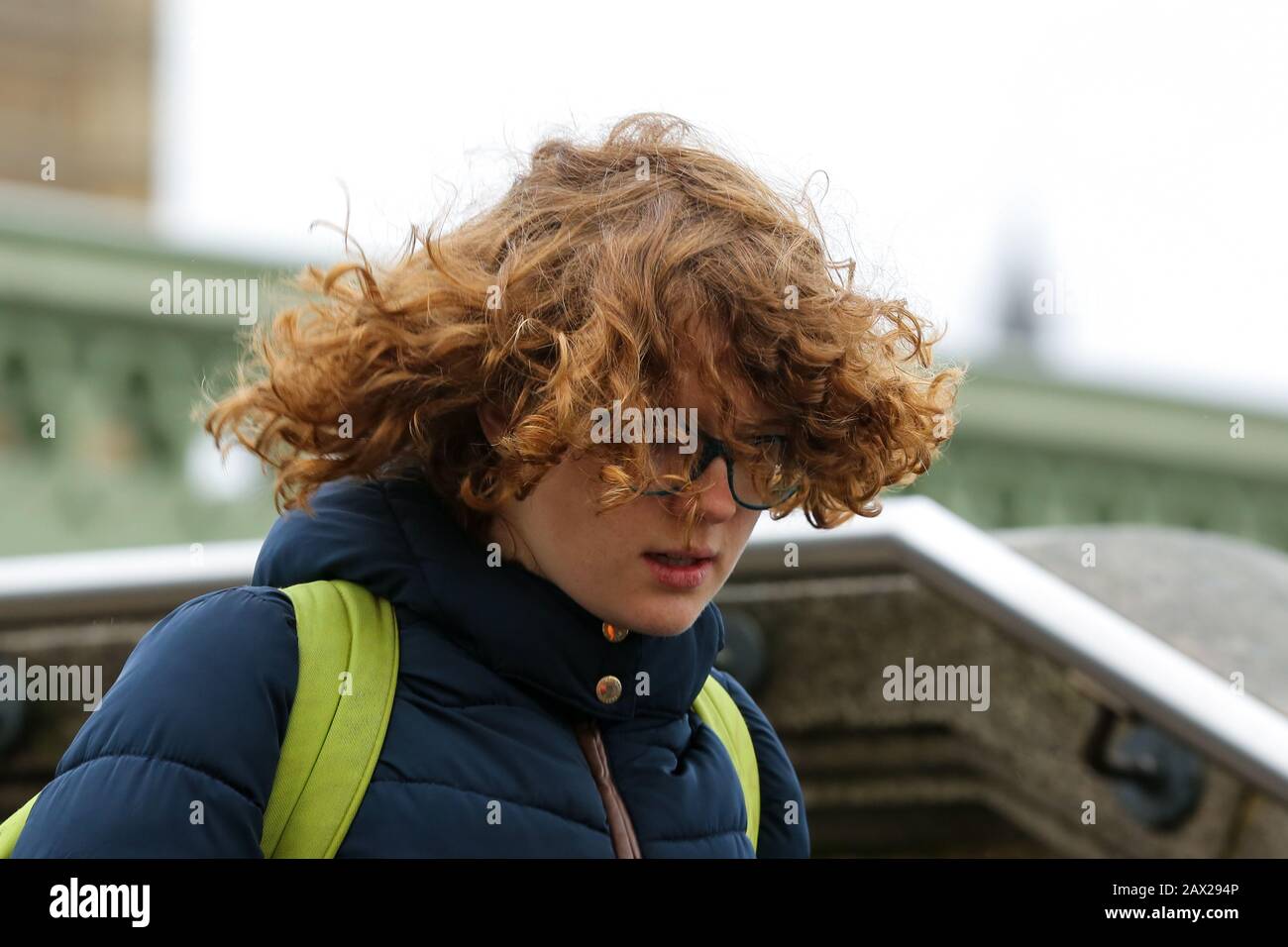 Eine Frau brüllt die starken Winde und die stürmischen Bedingungen auf der Westminster Bridge, während der Sturm Ciara über Großbritannien fegt.Sturm Ciara trifft London mit starkem Regen und starkem Wind. Stockfoto