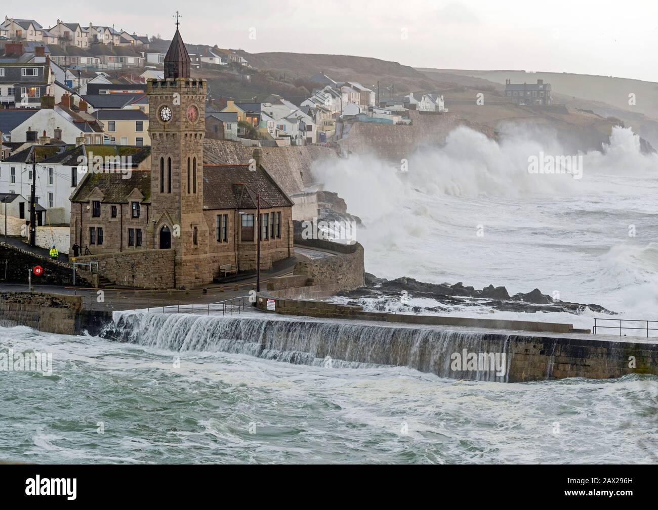 Porthleven, Cornwall, Großbritannien. Februar 2020. Wetter in Großbritannien: Sturm Ciara fegt in Porthleven, Cornwall. Storm Ciaras letzter Vorstoß bei Porthleven Credit: Bob Sharples/Alamy Live News Stockfoto