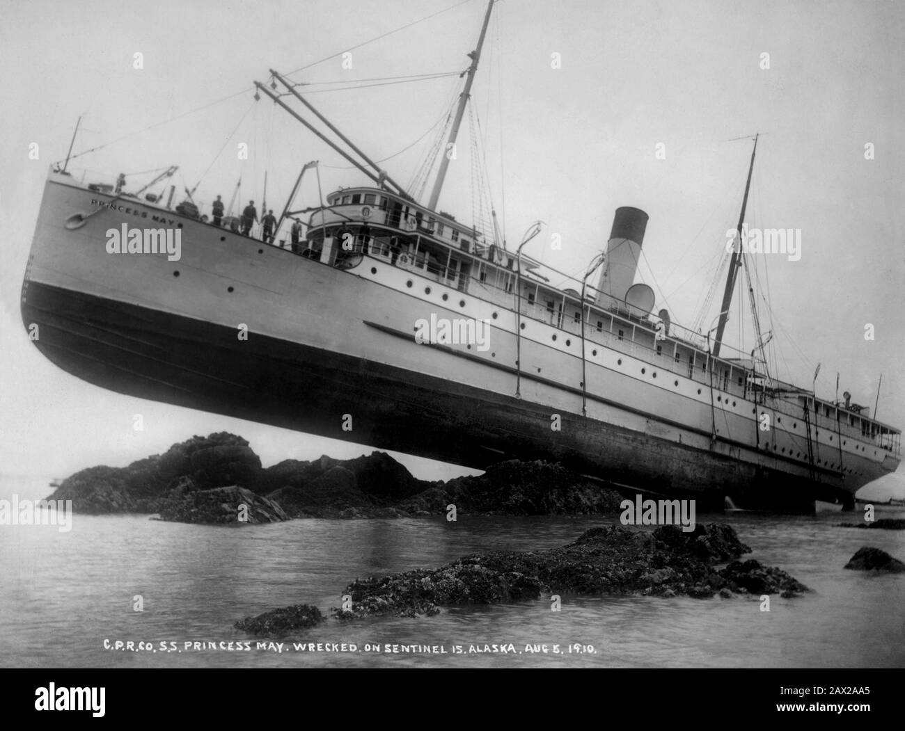 1910, 5. august, Alaska, USA: Die C.P.R.T.-CO. S  LW AT  S. PRINCESS KANN auf Sentinel Island in ALASKA zerstört werden. Foto von William Howard CASE (* zwischen dem Jahr 1865 und dem Jahr 1920 in London). - FOTO STORICHE - HISTORIENFOTOS - NAVE INCAGLIATA SUGLI SCOGLI - MARINE - DESASTER - BOOT - DISASTRO NAVALE - NAUFRAGIO - Schiffswrack - Stute - Seestfelsen - Scoglio - Prua - prora - GEOGRAFIA - GEOGRAPHIE - Ausfall - marinai - Segler - TRAGEDIA - TRAGÖDIE - TRAGÖDIE Spaß - lustig - buffo - strano - seltsam --- ARCHIVIO GBB Stockfoto