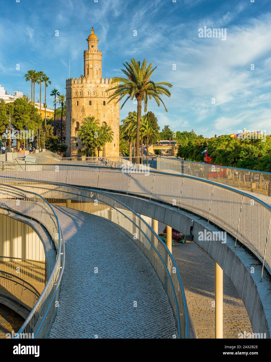 Malerische Anblick in Sevilla mit den berühmten Torre del Oro und den Guadalquivir Fluss. Andalusien, Spanien. Stockfoto