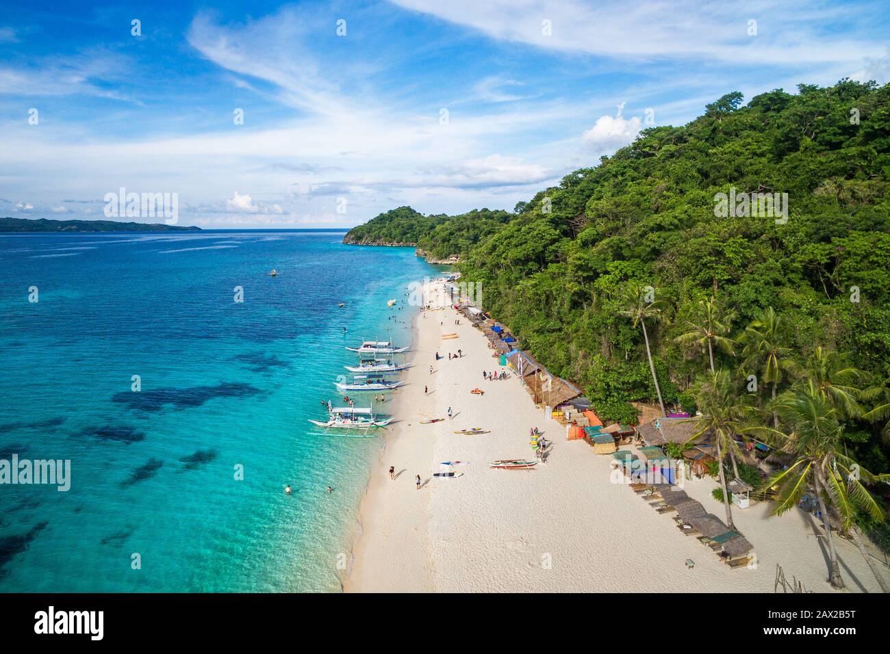 Boracay Island, Philippinen, Luftansicht des Puka Shell Beach an einem sonnigen Tag. Stockfoto Boracay Island, Philippinen, Luftansicht des Puka Shell Beach an einem sonnigen Tag. Stockfoto