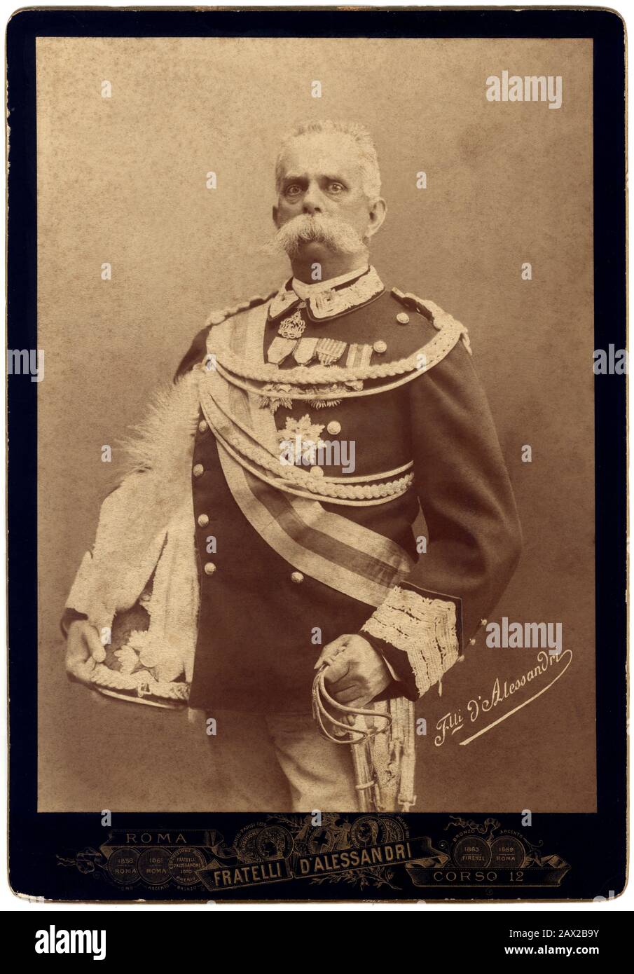 Ca. , ROMA , ITALIEN : Der italienische König UMBERTO I (* 1844 in SAVOIA; † 1900 in Rom), Vater des künftigen Königs VITTORIO EMMANUELE III. Foto von Fratelli ALESSANDRI Roma .- ITALIEN - ITALIEN - CASA SAVOIA - REALI - nobiltà ITALIANA - SAVOYEN - ADEL - KÖNIGTUM - GESCHICHTE - FOTO STORICHE - Königtum - nobili - nobiltà - Porträt - Ritratto - Militäruniform - Divisa uniforme militare - Baffi - Schnurrbart - spada - Schwert - Schwert Belle EPOQUE - Hut - cappello - Kragen - Colletto - RE - REALI --- Archivio GBB Stockfoto