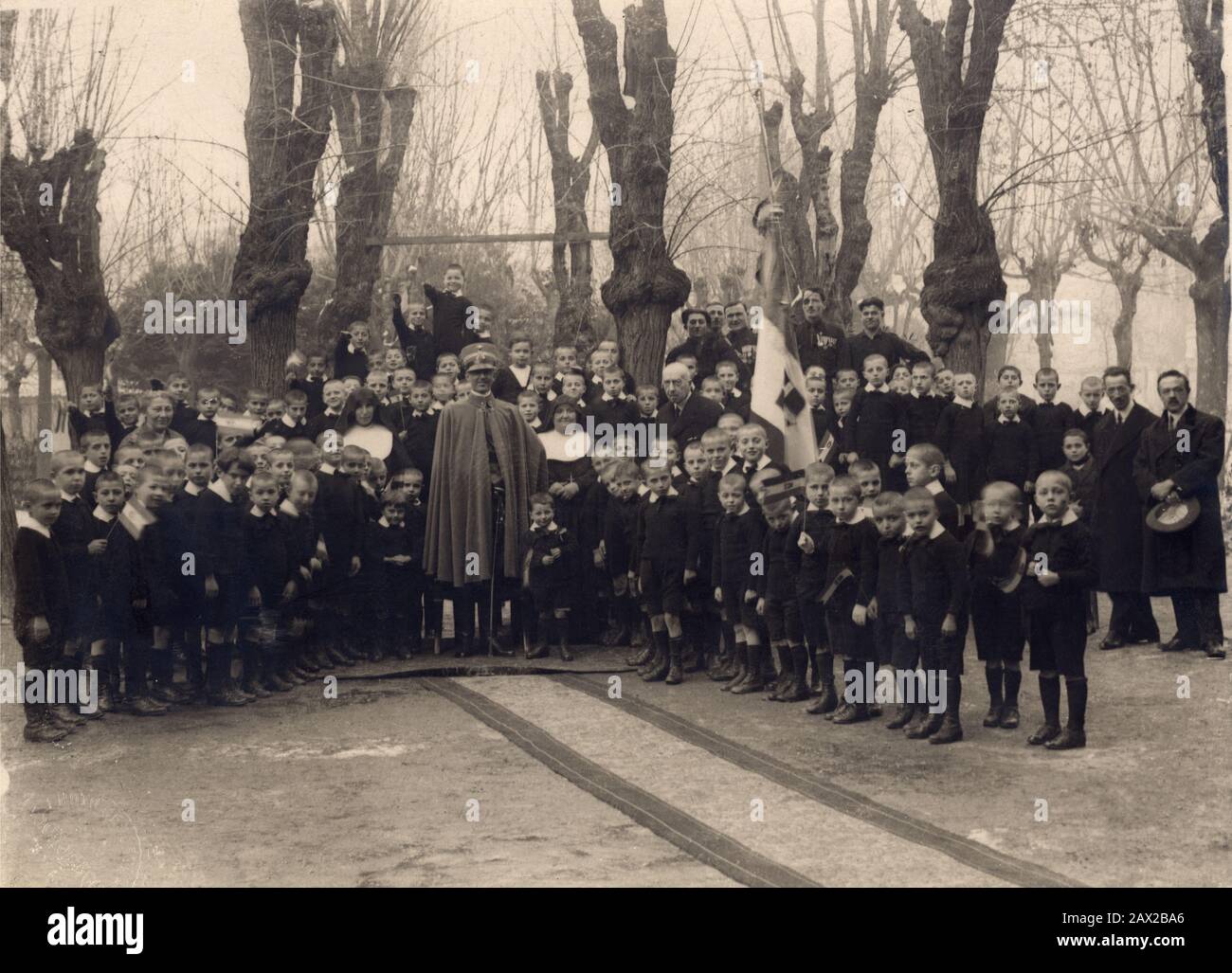 1923 Ca, Torino, ITALIEN: Umberto di SAVOIA Fürst von Piemonte (* 1904/1983 in Rom), später König von Italien UMBERTO II., Sohn des Königs von Italien VITTORIO EMANUELE III. Und der Königin ELENA ( del Montenegro ), bei einem Besuch in einer Scuola Elementare in Torino. Foto von S. Ottolenghi Torino - ITALIEN - CASA SAVOIA - REALI - nobiltà ITALIANA - SAVOYEN - ADEL - KÖNIGTUM - GESCHICHTE - FOTO STORICHE - Königtum - nobili - nobiltà - principe reale - Porträt - Ritratto - Scuola - SCHULE - Scolaresca - Bambino - Bambini - Kinder - Kind - FASCHISMUS - FASCHISMUS - FASCISTA - FASCHIST - INFANZIA - KINDHEIT - MIL Stockfoto