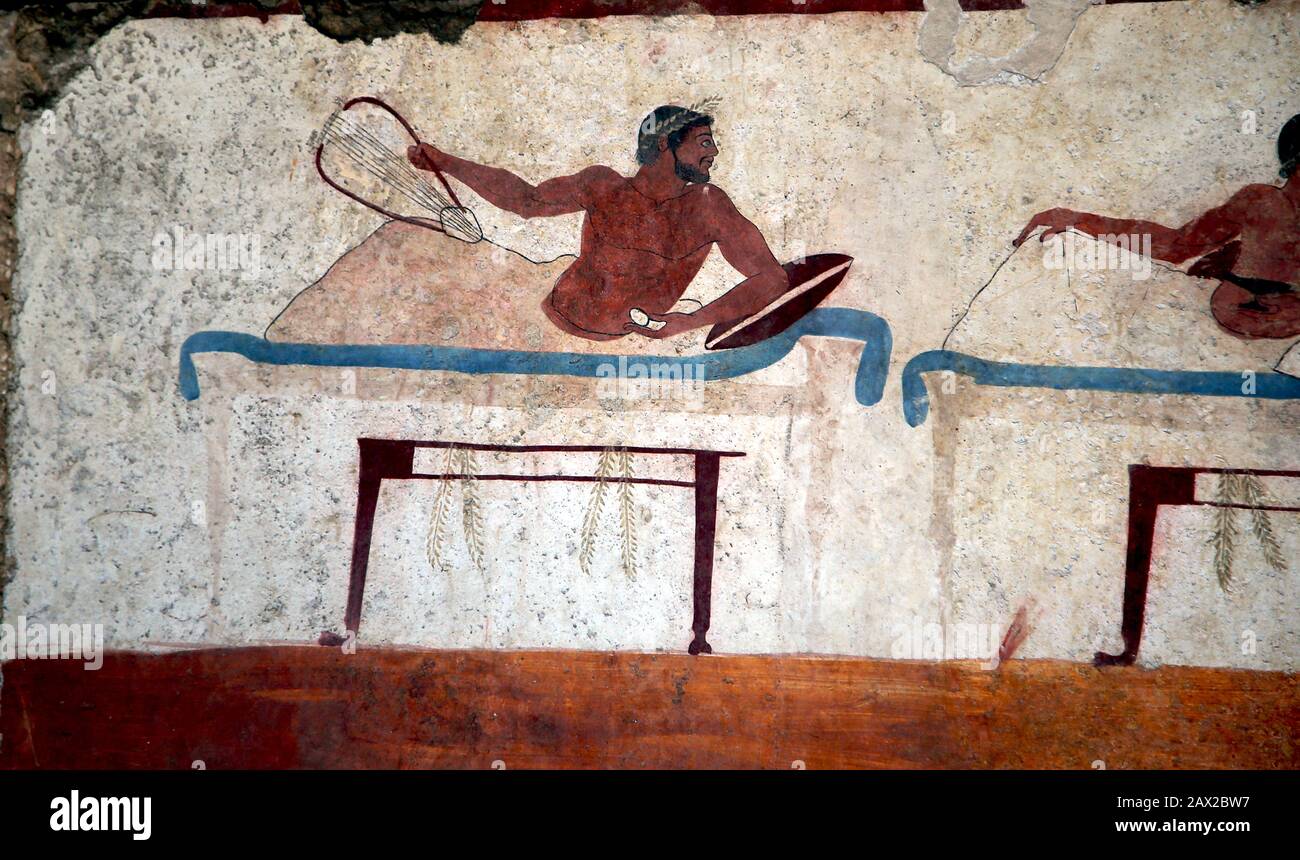 Grab des Tauchers, Wandfresko Süd. Szene mit Männern, die eine Lyre mit anderen beim Weintrinken spielen. 480 V. CHR. Paestum Museum, Griechische Kunst, Italien. Stockfoto