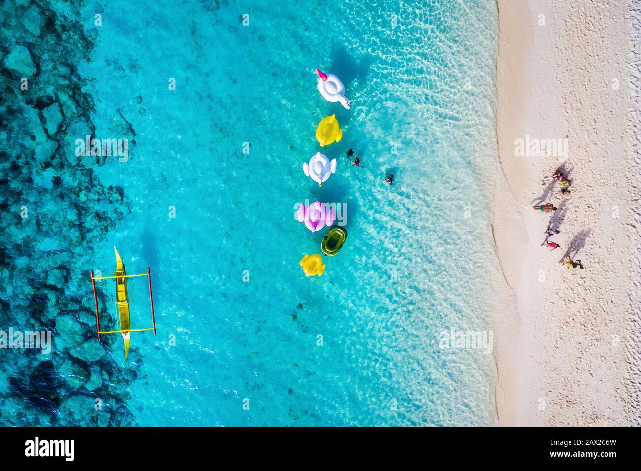 Draufsicht über die Menschen, die den Strand auf der Insel Boracay, Philippinen, genießen. Stockfoto