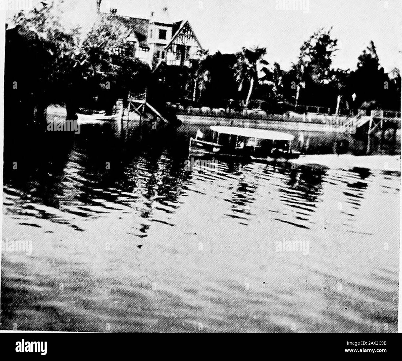 Unter dem Kreuz des Südens in Südamerika . PALERMO-PARK, BLENOS AIRES. EL TIGRE RIVER, J1UEX(.)S AlKliS CHAPTER XVI IN MONTEVIDEA UND ENTLANG DER COASTScenes auf dem Weg nach Rio de Janeiro Verließen Wir Buenos Aires am Abend von einem der kleinen Küstendampfer, die zwischen diesem Hafen und Montevidea plaudern. Der weiche Lichteinstieg fiel über die Bucht auf das schlammige, rötlichbraune Wasser, das sich an diesem Ort 30 Meilen über das argentinische zum theuuruguayischen Ufer erstreckt. Der Rio de la Plata, oder der Plate River, so genannte, ist kein Fluss, sondern eine große Flussmünde, die sich zum Meer hin ausweitet und die vereinigung der bildet Stockfoto