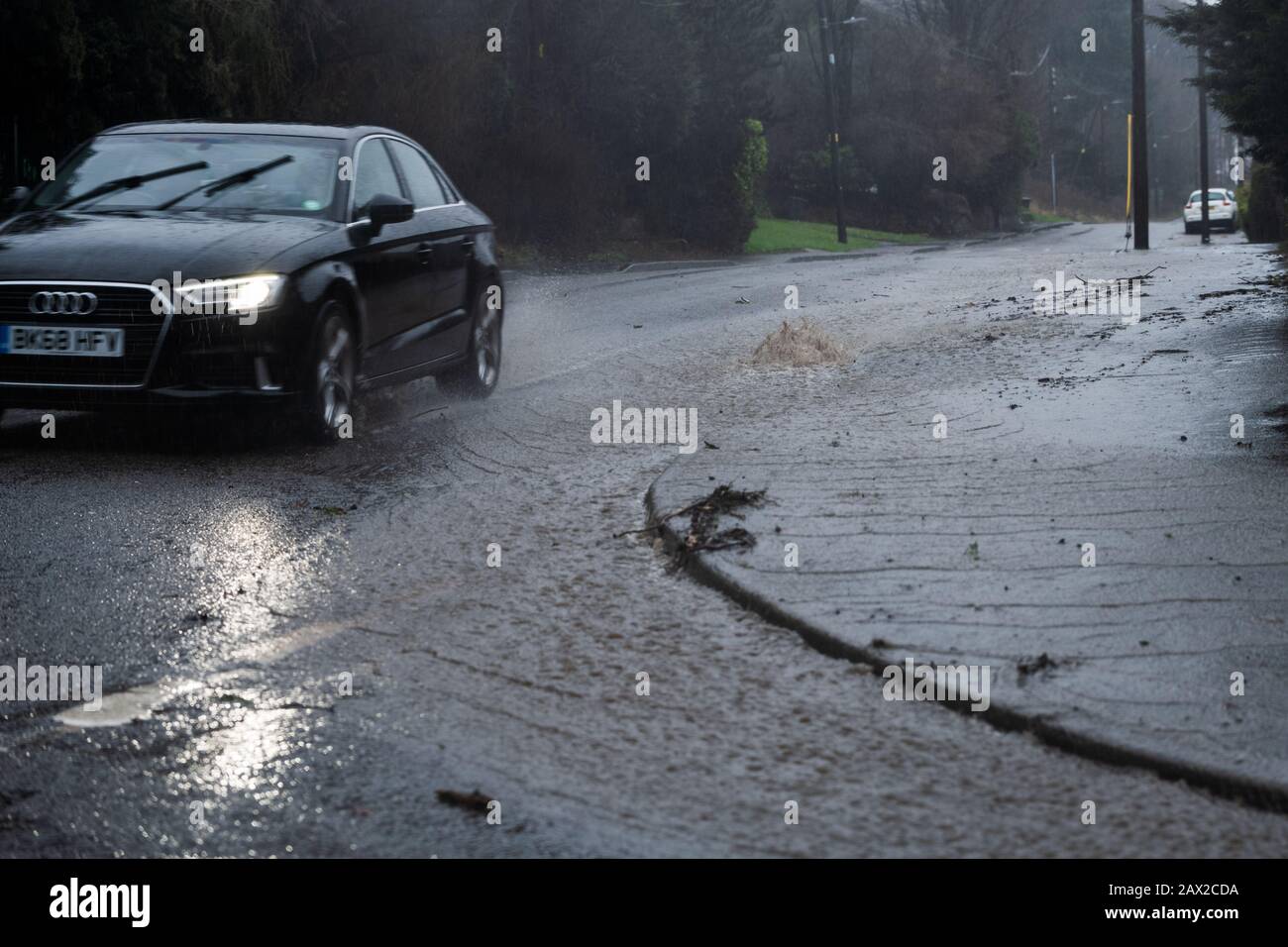 Sheffield, Großbritannien - 9. Februar 2020: Straßen, die von Wasser überschwemmt werden, während starker Regenfälle im Sturm Ciara, Februar 2020 Stockfoto