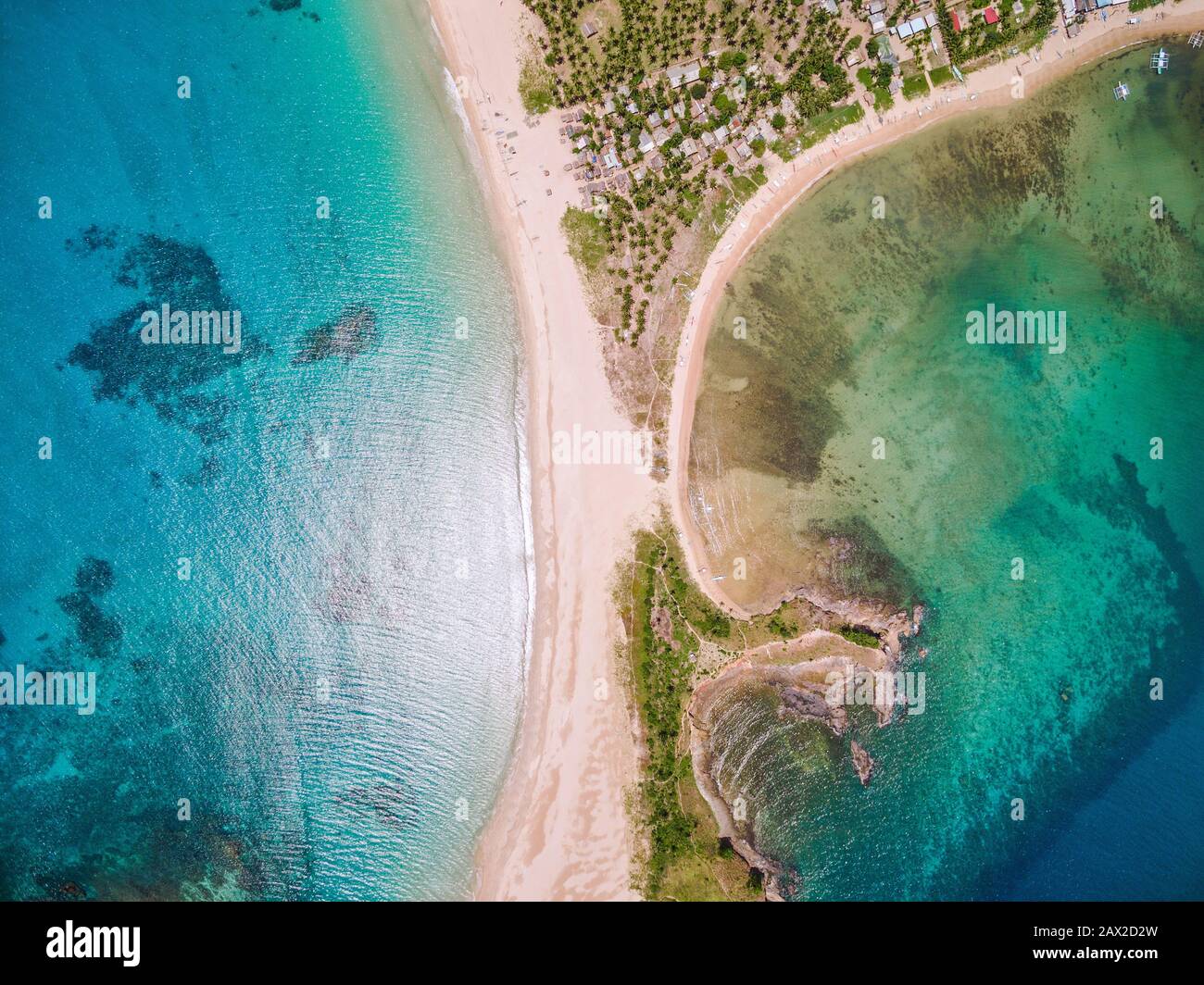 Top Down Luftbild des tropischen Paradieses Nacpan Beack in El Nido, Palawan, Philippinen. Stockfoto