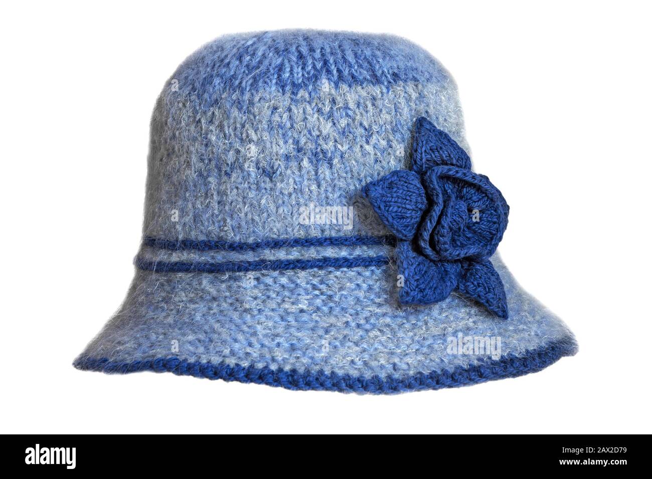 Hut isoliert. Blauer Strickmütze mit Blumen auf weißem Hintergrund. Der Hut ist mit einer Blume dekoriert. Stockfoto