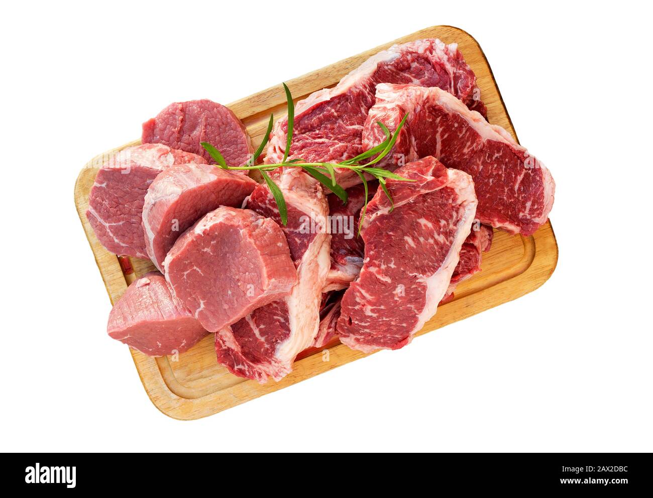 Frische rohe Steakscheiben aus Rindfleisch auf Holzschnittbrett isoliert auf weißem Hintergrund. Hackbrett aus Holzfleisch. Stockfoto
