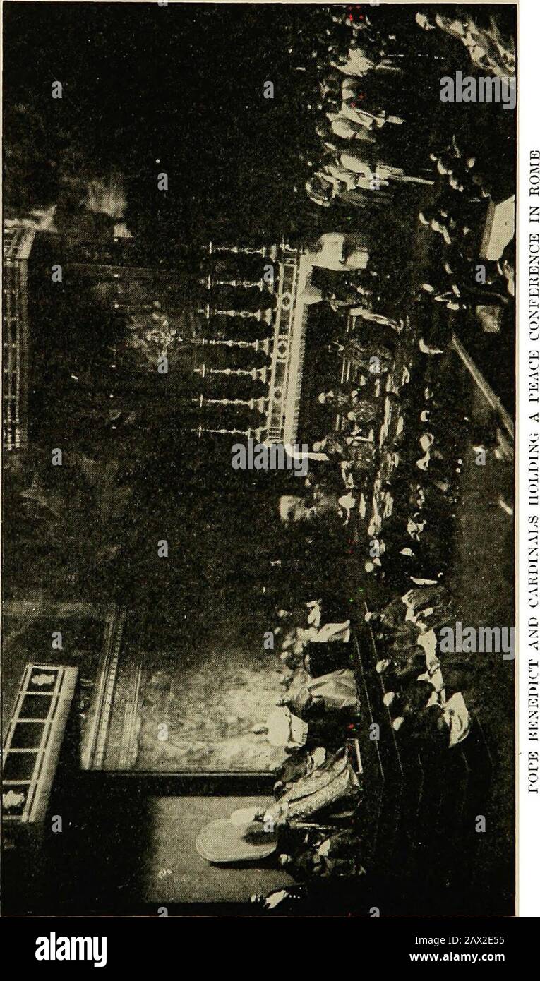 Die literarische Grabungsgeschichte des Weltkriegs, die aus ursprünglichen und zeitgenössischen Quellen zusammengestellt wurde: Amerikanische, britische, französische, deutsche und andere . der Zepelin wurde in einem markanten Artikel betont, der im Lhomme Lihrein März 1918 gedruckt wurde. In einer ausführlichen Liste mit den drei^deutschen Dirigibles, die alle der Serie L.Diese in den ersten drei Kriegsjahren in Friedrichshafen gebauten und unter Namen von L TOL-157 bekannten Zeppeline waren durch direkte alliierte Bemühungen niedergebracht worden - Sechs davon in England, fünf in Frankreich, zwei an der belgischen Front und ein weiterer in der Schlacht von Jütland. Thi Stockfoto