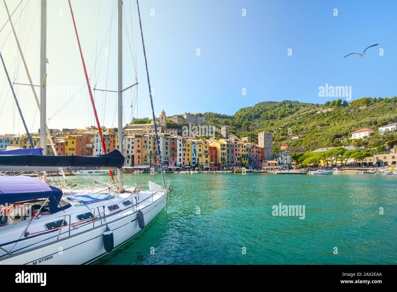 Ein Segelboot Segeln in den Hafen von der bunten Dorf Porto Venere an der ligurischen Küste Italiens in La Spezia Stockfoto