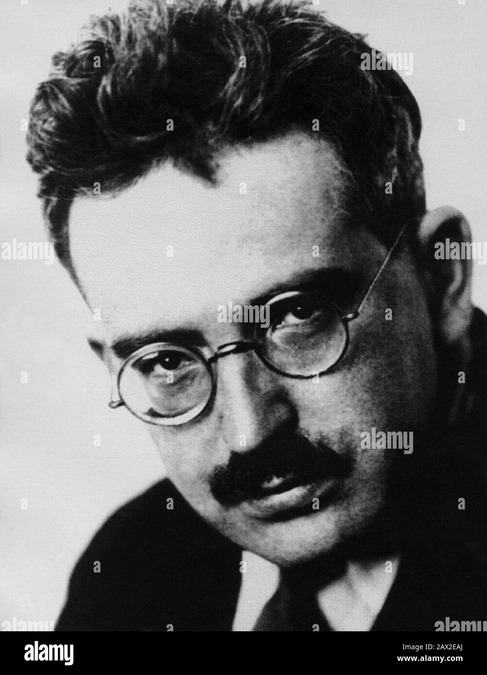 1930 Ca, DEUTSCHLAND: Der gefeierte deutsche jüdische Schriftsteller, Literaturkritiker, Soziologe, Übersetzer, Rundfunksender und Philosoph WALTER BENJAMIN (* 1892; † 1940). Sein Werk, das Elemente des deutschen Idealismus oder der Romantik, Des Historischen Materialismus und der jüdischen Mystik verbindet, hat nachhaltige und einflussreiche Beiträge zur ästhetischen Theorie und zum westlichen Marxismus geleistet und ist manchmal mit der Frankfurter Schule der kritischen Theorie verbunden. - FILOSOFO - FILOSOFIA - PHILOSOPHIE - Baffi - Schnurrbart - Linse - occhiali da vista - SCRITTORE - LETTERATURA - LITERATUR - EBREO - Ebraismo Stockfoto