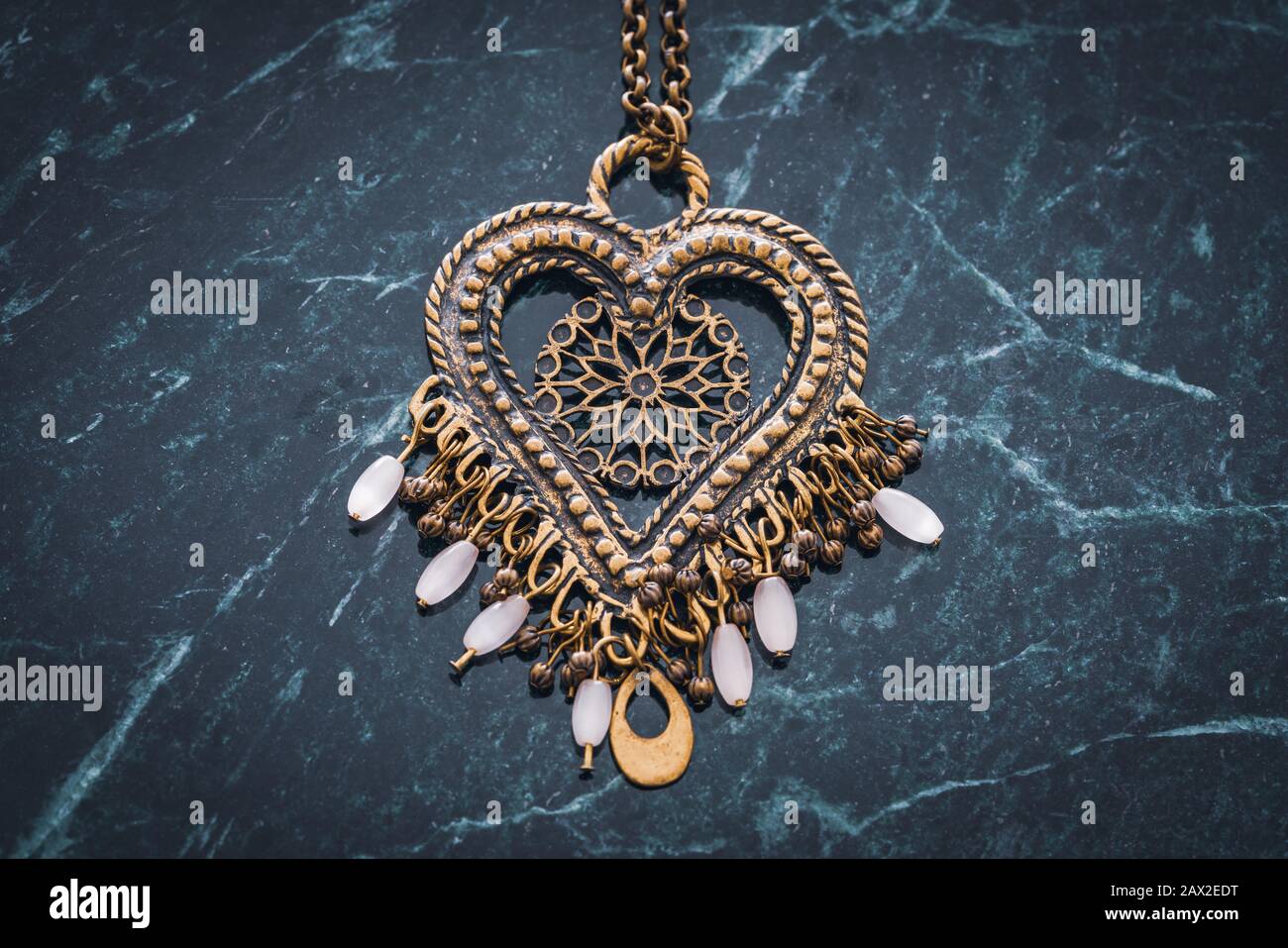 Anhänger im Ethno-Boho-Stil mit weißen Perlen Stockfoto