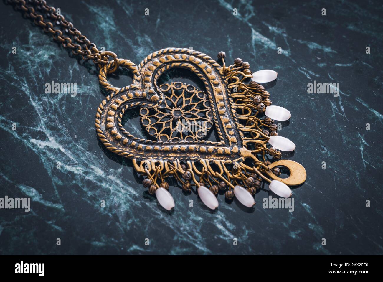 Anhänger im Ethno-Boho-Stil mit weißen Perlen Stockfoto