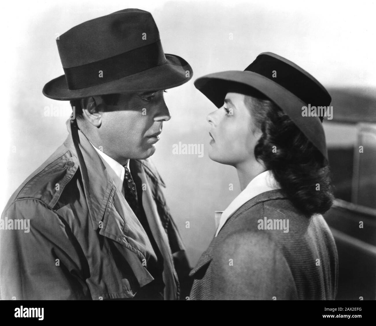 1943 , USA : Der Filmschauspieler HUMPHREY BOGART mit INGRID BERGMAN in CASABLANCA ( 1943 ) Von Michael Curtiz - FILM - KINO - FILM - Hollywood - Spy Story - Krieg II - Spionaggio - Guerra - Nebbia - Nebel - Poliziotto - Hut - cappello - Graben - impermeabile - Regenmantel - KULT - SCENA CULTO - FINALE - FILM - Liebhaber - innamorati - amanti - profilo - Profil - Kuss - bacio - nebbia - Nebel - -- Archivio GBB Stockfoto