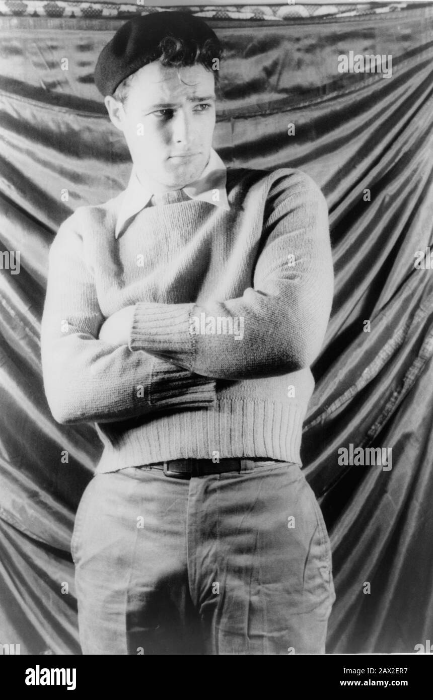 1948 , 27. dezember , USA : Der zukünftige Filmschauspieler MARLON BRANDO (* 1924 - 2004 in seiner Theaterrolle in einem Streetcar Namens Desire von Tennessee Williams, fotografiert von dem Schriftsteller, Kritiker, Maler und Fotografen CARL VAN VECHTEN (* zwischen 1880 und 1964 in New York ) - AUTORITRATTO - Selbstporträt - FOTO STORICA STORICHE - GESCHICHTE - FILM - KINO - THEATER - THATRE - Homosexuell - Omosesuale - omosessualità - LGBT - Homosexualität - Anello - Ring - weißes Haar - Capelli bianchi - basco - cappello - Hut - Golf - Maglione di lana - Kragen - colletto - NICHT FÜR PUBBLICITARY --- NICHT PRO USO PUBBLIC Stockfoto