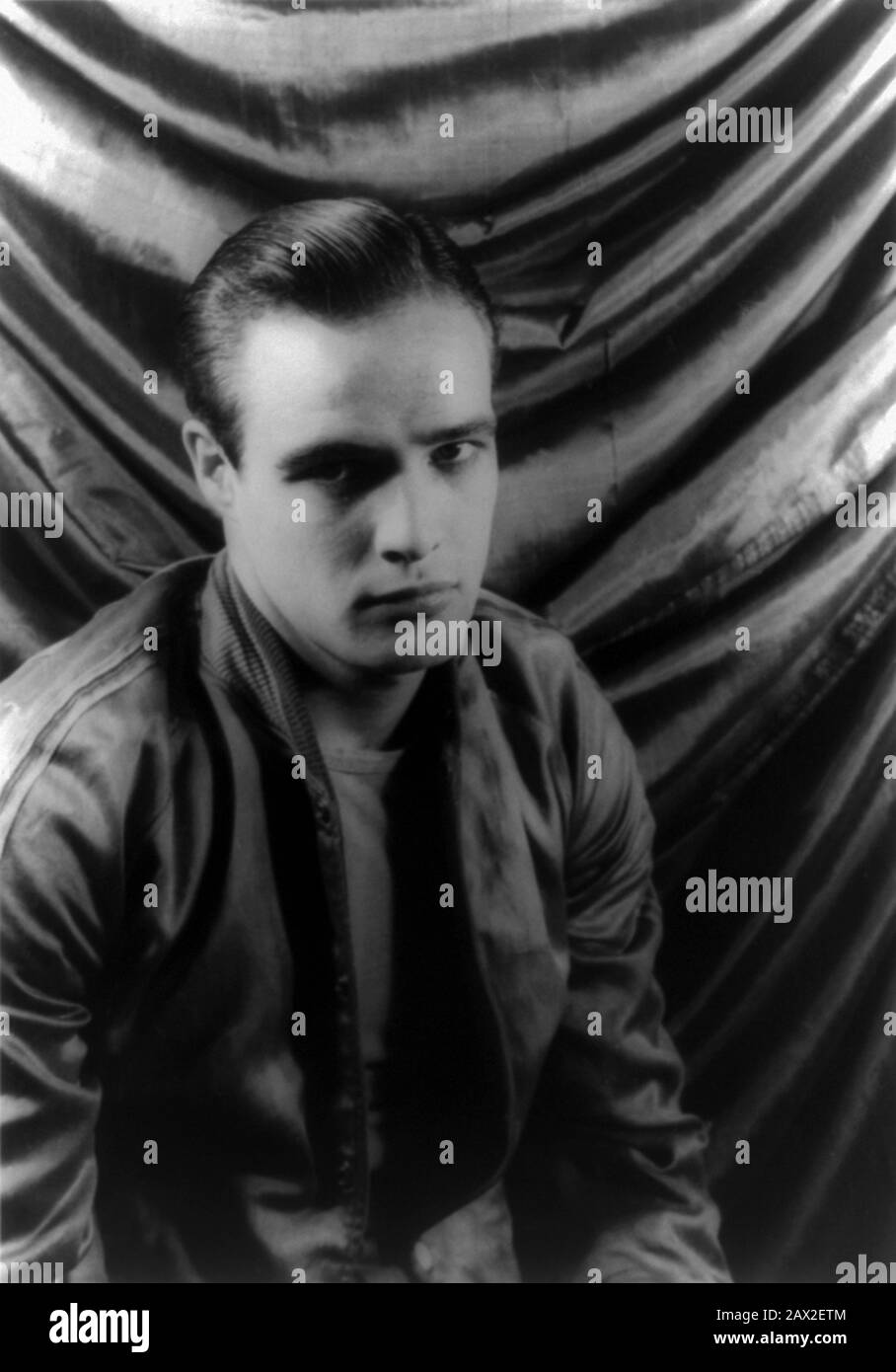 1948 , 27. dezember , USA : Der zukünftige Filmschauspieler MARLON BRANDO (* 1924 - 2004 in seiner Theaterrolle in einem Streetcar Namens Desire von Tennessee Williams, fotografiert von dem Schriftsteller, Kritiker, Maler und Fotografen CARL VAN VECHTEN (* um 1880; † 1964) - AUTORITRATTO - Selbstporträt - FOTO STORICA STORICHE - GESCHICHTE - FILM - KINO - THEATER - THATRE - Homosexuelle - Omosesuale - omosessualità - LGBT - Homosexualität - Homosexualität - Schmierfett - Brillantina - Bowlingjacke Baseball - Raso - Satin -- NICHT FÜR DIE VERWENDUNG VON PUBBLICITARY ---- NICHT PRO USO PUBBLICITARIO ---- NICHT FÜR DIE VERWENDUNG VON GADGETS -------- ARCHIVIO Stockfoto
