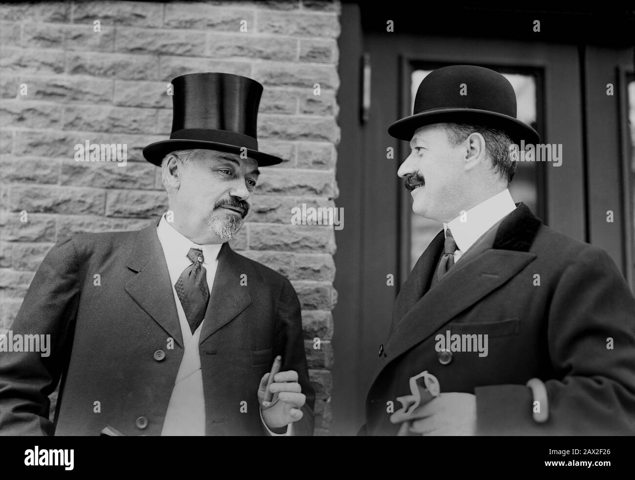 1908, NEW YORK, USA: Der gefeierte italienische Musikdirigent CLEOFONTE CAMPANINI ( Parma, 1860 - Chicago, 1919 ), direkt auf diesem Foto, vor der Tür des Metropolitan Opera Theatre mit OSCAR HAMMERSTEIN I (* um 1848; † nach 1920), Theater Impresario . Campanini wurde in Parma geboren und studierte Musik an diesem städtischen Wintergarten, wo er mit einer Aufführung von Carmen von Bizet, ebenfalls in Parma, im Jahr 1883 debütierte. In diesem Jahr wurde er während der Eröffnungssaison der Metropolitan Opera nach New York City eingeladen und bekam eine Stelle als Assistenzdirigent bei der Firma angeboten. Fünf Jahre später ist er wieder da Stockfoto