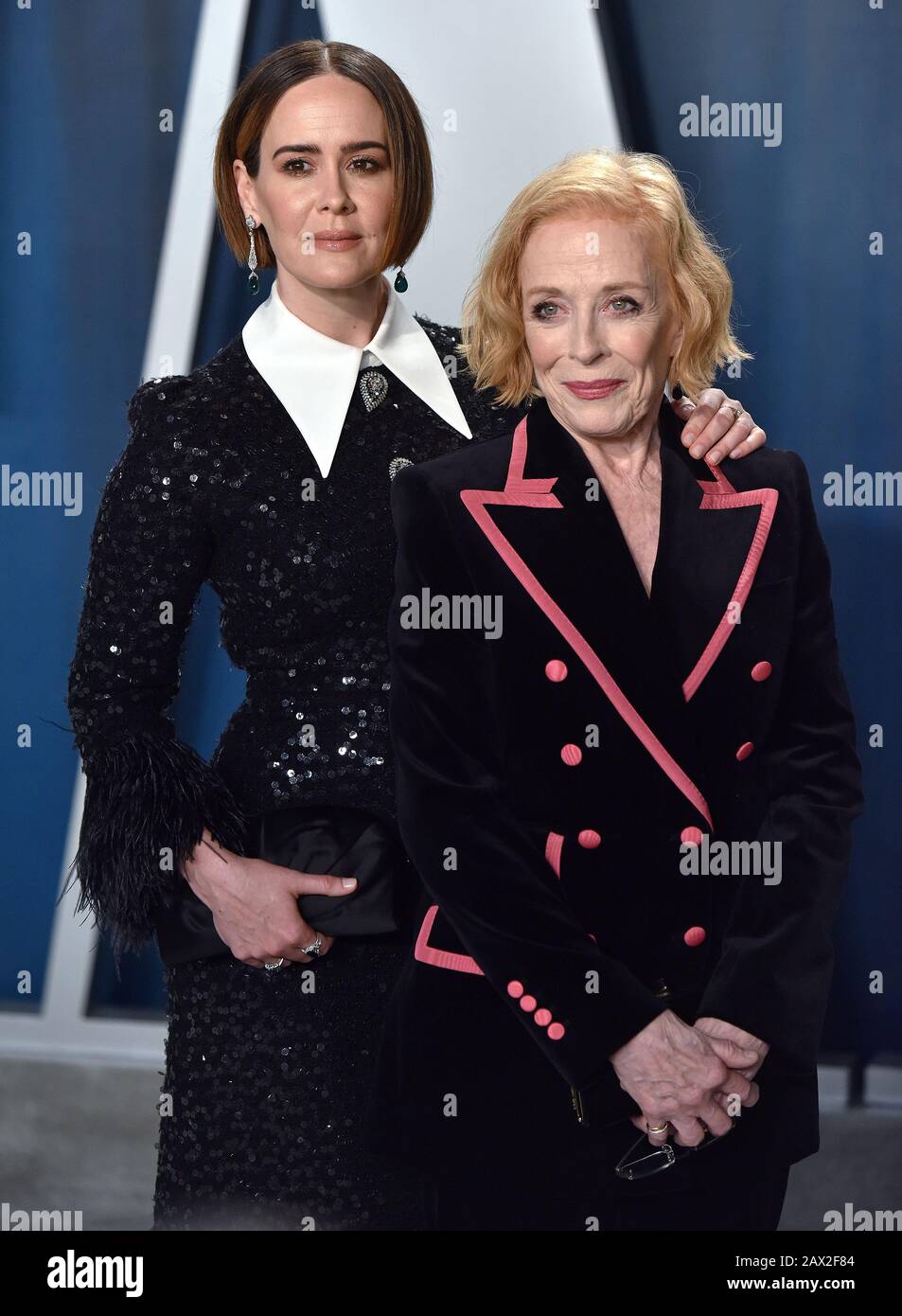 Beverly Hills, Vereinigte Staaten. Februar 2020. Sarah Paulson (L) und Holland Taylor treffen am 9. Februar 2020 zur Oscar-Party der Vanity Fair im Wallis Annenberg Center for the Performing Arts in Beverly Hills, Kalifornien ein. Foto von Chris Chew/UPI Credit: UPI/Alamy Live News Stockfoto