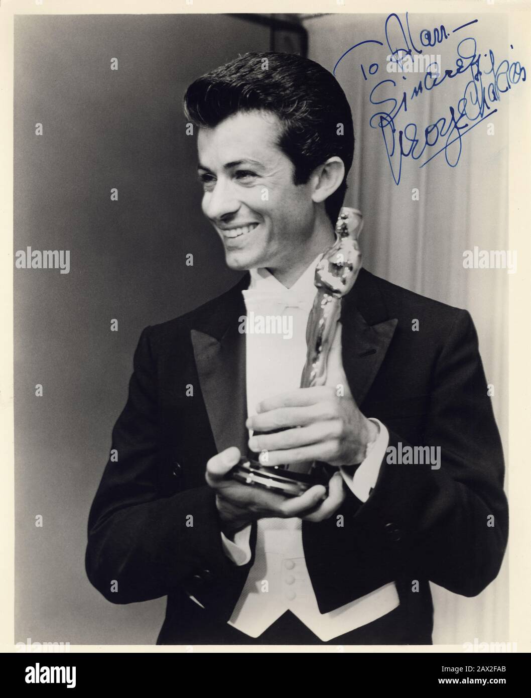1962, LOS ANGELES, USA: Der Filmschauspieler und Tänzer GEORGE Chakiris ( geboren am 16. September 1934 in Norwood, Ohio) ist OSCAR-PREISTRÄGER wie Der Beste Nebendarsteller für West Side Story (* 1961) von Jerome Robbins und Robert Wise. - KINO - Lächeln - sorriso - rauchender Oberschenkel - Krawatte - Krawatte - Cravatta - papillon - Oscarverleihung - Cerimonia premiazione - Premio OSCAR - Staatuetta - Staatuette - - -- Archivio GBB Stockfoto