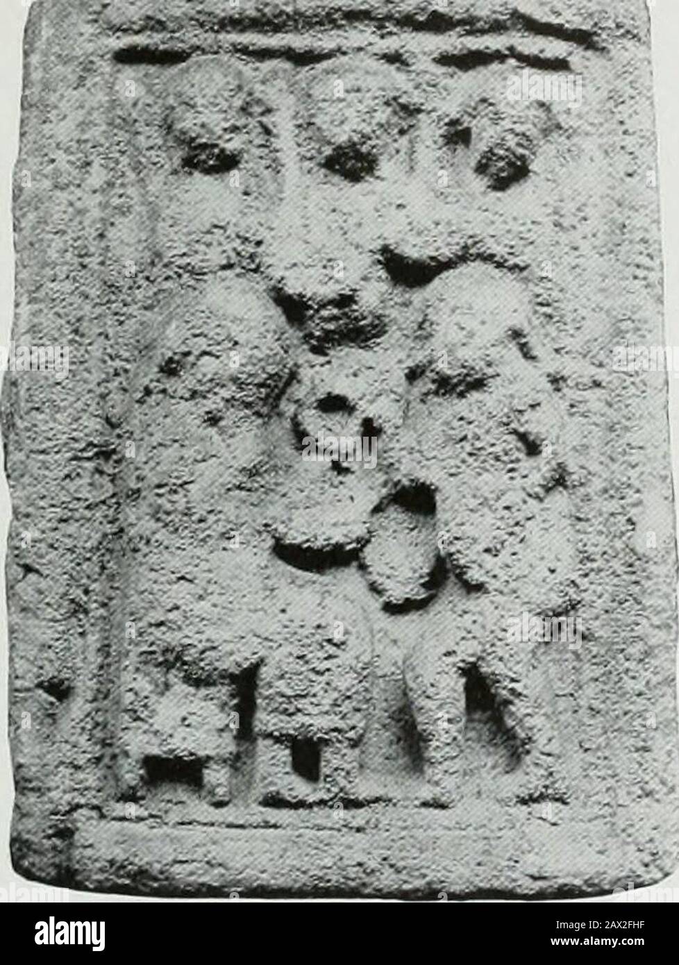 Muiredach, Abt. Monasterboice, 890-923 n. Chr.; sein Leben und seine Umgebung. E ausgestreckte Hand der Macht, die keinen offensichtlichen Zweck erfüllte. Dennoch glaube ich, dass es eine Bedeutung hat und dass es an diesem par-ticular Ort in einer Absicht liegt, die es zu einer der größten Schönheiten des Kreuzes macht. Er wird auf dem einen Teil des Crosswhere platziert, auf dem der Zuschauer die Hand über seinem eigenen Kopf sehen kann. Der Zuschauer MONASTERBOICE 79 ist in diesem Fall die Fertigstellung des Gremiums: Ihm gegenüber ist die Handof Providence gestreckt. Dieses Gremium ist gewissermaßen das persönliche Messagevon Muireda Stockfoto