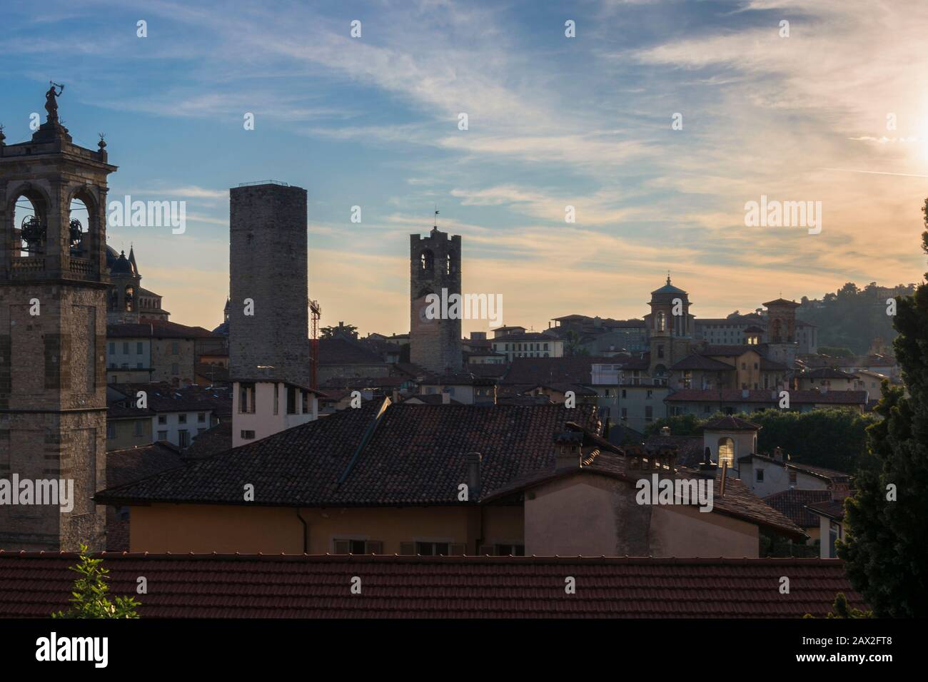 Bergamo Dächer durch Frühling Abendhimmel hintergrundiert. Top Dächer und historische Türme Landschaft hoto des mittelalterlichen Stadtzentrums in der Lombardei Region Italien. Stockfoto