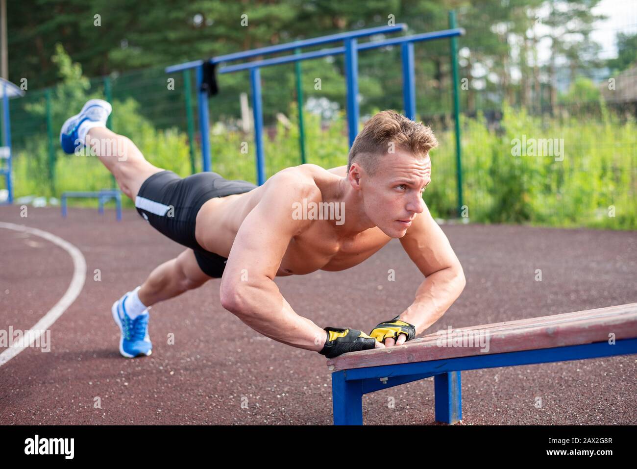 Der Mann drängt sich von der Bank Stockfoto