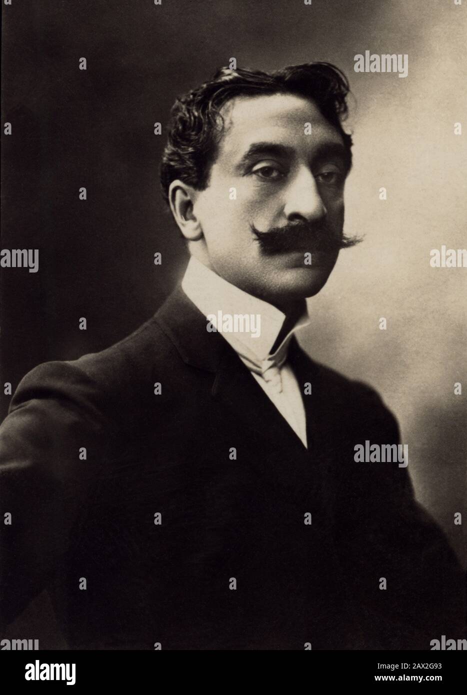 Die französische Malermarquis ANTONIO DE LA GANDARA (* 1861; † 1917), Foto von Henri Manuel, Paris . Freund des Schriftstellers Marcel Proust und gefeierter PORTRÄTIST BELLE Epoque - PITTORE - ARTE - ARTI VISIVE - VISIAL ARTS - marchese - SALON - Ritrattista - Baffi - Schnurrbart - PITTURA - Malerei - Künstler - Artista - Porträt - Ritratto - Peinture MONDAINE - Kragen - colletto - colletto Krawatte - kravatta - DANDY - chic - MODA - MODE - "800 - 800" - OTTOCENTO - -- Archivio GBB Stockfoto