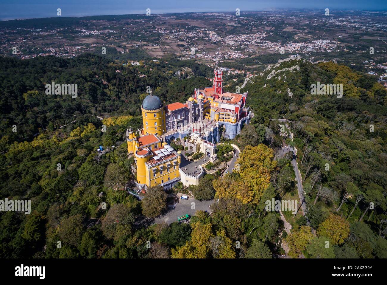 Sintra, Portugal, Luftaufnahme des Parks und des Nationalpalasts von Pena. Stockfoto