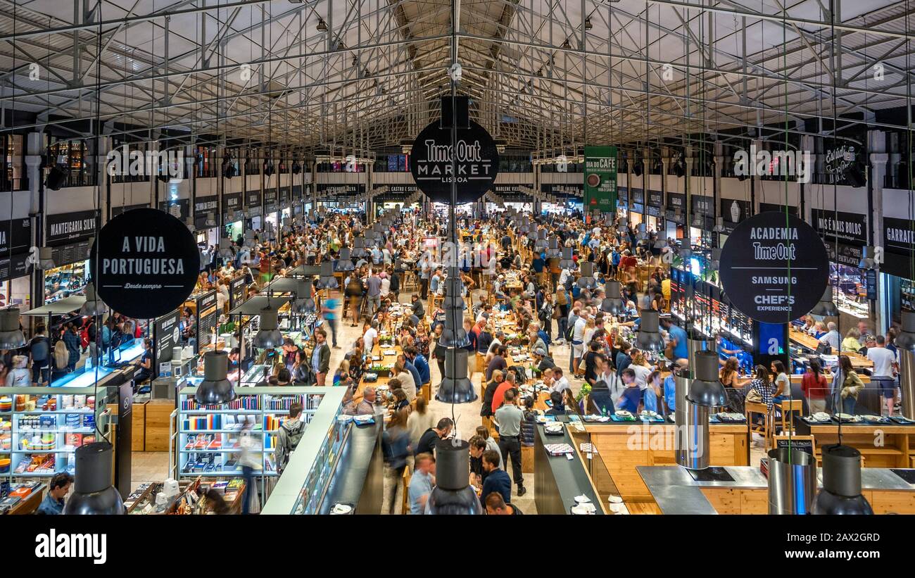 Menschen auf dem Time Out Market Lisboa, einer Lebensmittelhalle und einer großen Touristenattraktion im Mercado da Ribeira in Cais do Sodre, Lissabon, Portugal. Stockfoto